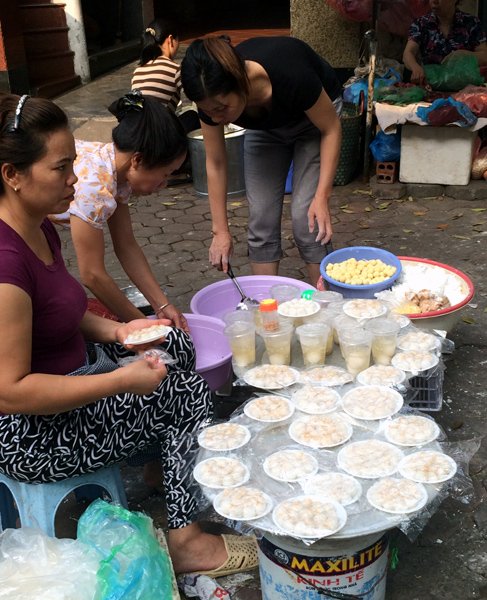 Xếp hàng, hà nội, bánh trôi, bánh chay, tết hàn thực, truyền thống, cầu may, côg ty, doanh nghiệp, mua bánh, cúng, 3/3 âm lịch, xếp-hàng, hà-nội, bánh-trôi, bánh-chay, tết-hàn-thực, truyền-thống, cầu-may, công-ty, doanh-nghiệp, mua-bánh, cúng, 3/3-âm-lịch