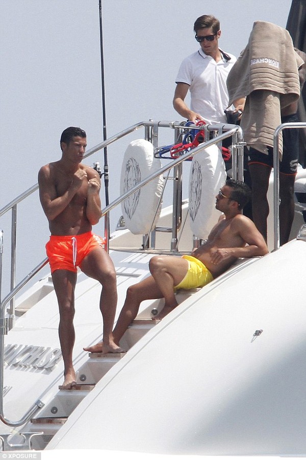 Trong buổi sáng cùng ngày, Ronaldo và nhóm bạn tận hưởng những phút giây thư giãn trên chiếc du thuyền sang trọng đậu ngoài khơi bãi biển Saint Tropez.