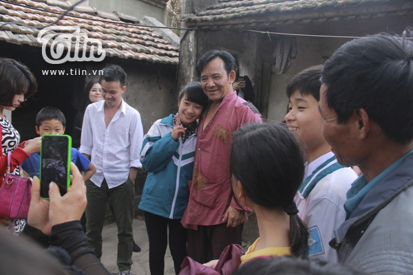 Dân làng Vũ Đại kéo nhau đi xem Quang Tèo đóng phim