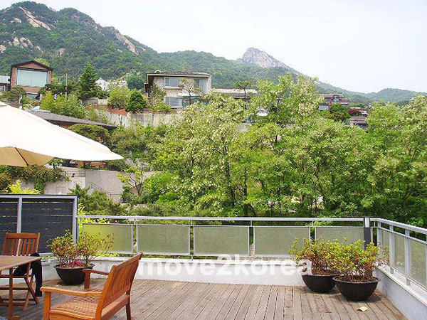 
Khu Pyeongchang-dong có không khí trong lành và yên bình.
