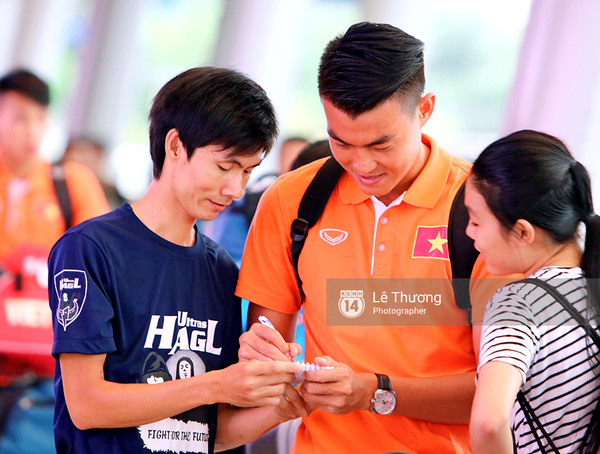 
Hot boy U23 Việt Nam - Phạm Hoàng Lâm trở thành ngôi sao ở sân bay khi anh được rất đông CĐV xin chữ ký. Hoàng Lâm đã bỏ lỡ SEA Games 28 vì chấn thương và hiện tại cầu thủ cao 1m86 này cũng đang dính phải chấn thương nhẹ.
