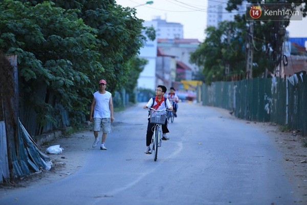 Một số em học sinh men theo lối đường tắt để đi về.