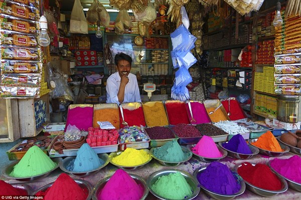 Một người đàn ông bán bột màu ở Mysore, phía nam Ấn Độ. Ngoài việc phục vụ lễ hội Holi truyền thống, bột cũng được sử dụng để trang trí.