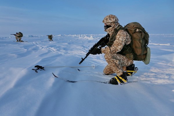 “100 lính dù bao gồm 85 người Nga, 15 người Belarus và Tajikistan đã nhảy dù đổ bộ xuống Bắc cực. Họ đã nhảy dù từ máy bay vận tải An-74. Tất cả đều đáp xuống đất thành công ngay khu vực Kupol trên các tảng băng trôi ngay sát Bắc Cực”, Thượng tướng Vladimir Shamanov nói..