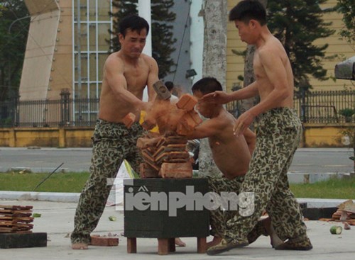 
Đối với bộ đội đặc công, luyện tập khí công  là một nội dung không thể thiếu trong huấn luyện võ thuật.

Tập luyện khí công giúp cho chiến đấu viên phát triển toàn diện về cả sức mạnh cơ bắp và sự tập trung cao độ về mặt tinh thần.

Để luyện tập môn này, đòi hỏi cán bộ, chiến sĩ đặc công phải có ý chí quyết tâm, lòng dũng cảm, tính kiên trì, bền bỉ, sáng tạo.
