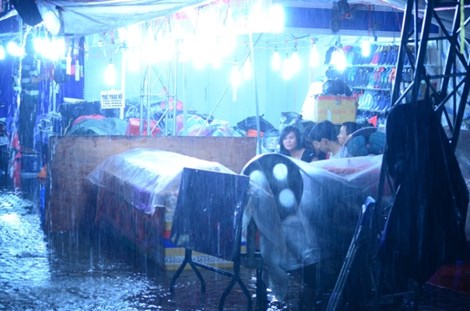  Rất nhiều hàng hóa, sản phẩm trong “Festival Nông nghiệp 2015” ở  Công viên Gia Định bị ướt sũng vì nước ngập quá sâu. Ảnh: Phước Tĩnh