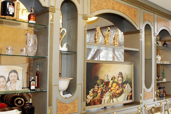 
Tủ rượu cũng mang phong cách hoàng tộc, được thiết kế tinh tế và bắt mắt.
