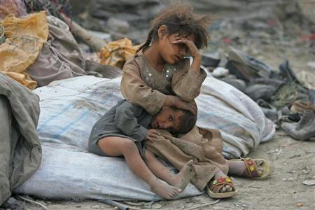 
Hậu quả của chiến tranh chính là nạn đói khủng khiếp hoành hành. Nhìn các em nheo nhóc ngồi bên nhau khiến không ai có thể cầm được lòng.
