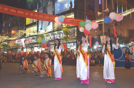 Hang ngan nguoi chen chan kham pha “pho di bo vung bien“