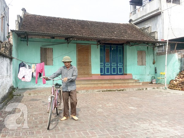 
Bố Thành đi làm từ sáng tinh mơ đến tối mới về, tuy vậy trưa nào ông cũng tranh thủ về nhà ăn cơm cùng vợ con. Nguyễn Thị Thành chia sẻ: Bố là người mang lại cho Thành rất nhiều nghị lực sống. Dù bố không được nhanh nhẹn như người khác nhưng bố rất chịu khó, không bao giờ quản ngại nắng mưa.
