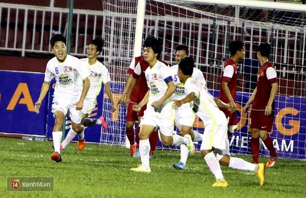 Trước đó, U21 HAGL và U21 Việt Nam đã cống hiến cho người hâm mộ một trận cầu đẹp mắt với nhiều bàn thắng đẳng cấp được ghi. Công Phượng mở tỷ số cho U21 HAGL với một cú đá phạt đẹp mắt ở phút thứ 10.