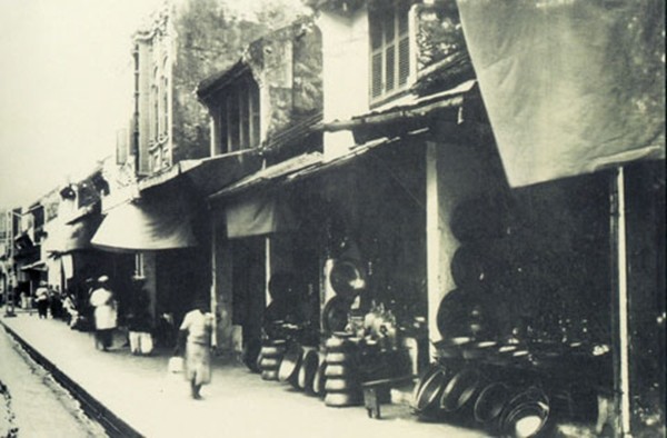 
Khung cảnh phố Hàng Đồng thời Pháp thuộc, giai đoạn đó, con phố này có tên là Rue des Tasses. Ảnh nguồn Internet.
