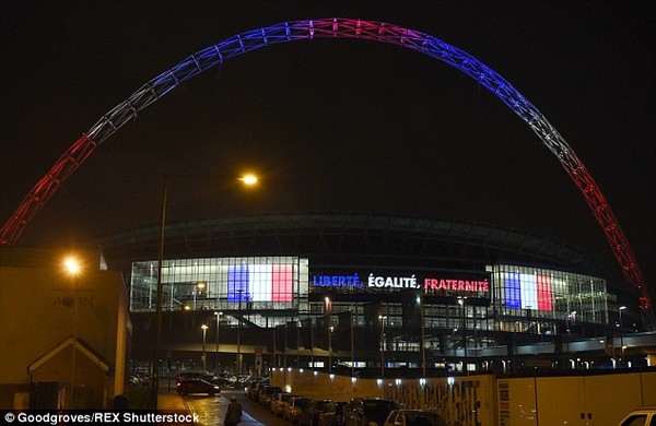 
Mái vòm của sân vận động Wembley trong trận đấu nói trên sẽ được ban tổ chức đổi thành 3 màu xanh, trắng, đỏ theo màu quốc kỳ của Pháp nhằm tưởng nhớ các nạn nhân của vụ khủng bố đẫm máu đêm 13/11 vừa qua. Màn hình trên sân cũng sẽ hiển thị khẩu hiệu của nước Pháp: “Tự do-Bình đẳng-Bác ái”.
