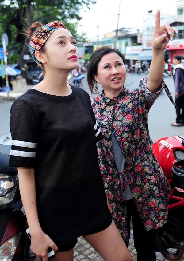 Những bà mẹ trẻ trung bất ngờ của sao Việt