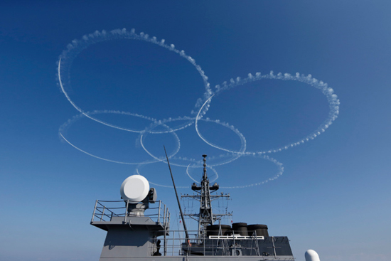 Đội bay trình diễn nhào lộn trên không Blue Impulse của không quân Nhật Bản tạo hình trên bầu trời.