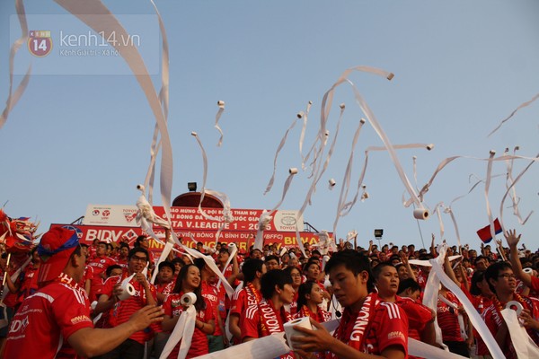 Ngộ nghĩnh hình ảnh cô bé dễ thương thi hát... karaoke trên khán đài V-League 8