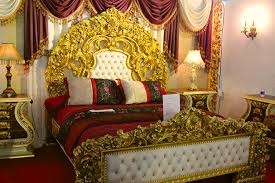 
Chiếc giường dát vàng Ý đặc biệt này có giá 350 triệu đồng là một trong số chiếc giường đắt nhất Việt Nam
