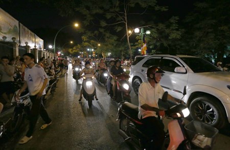 Nang nong ky luc, nguoi Ha Noi un un ra duong hong gio dem