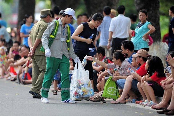 Nhân viên vệ sinh môi trường phải mang túi nhỏ, vòng đi vòng lại nhắc tận nơi thì nhiều người mới chợt nhớ và để rác vào đúng nơi cần bỏ - (Nguồn: Vietnam Streetlife Photography).