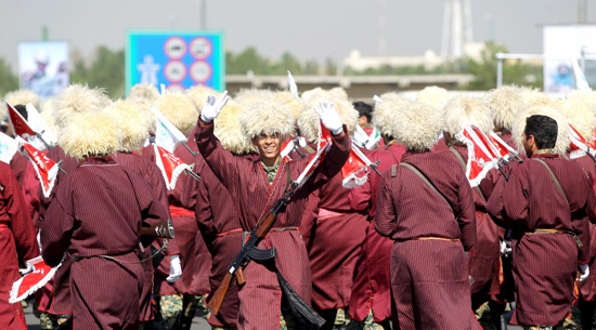 Binh sĩ Iran trong trang phục truyền thống của người Turkmen.