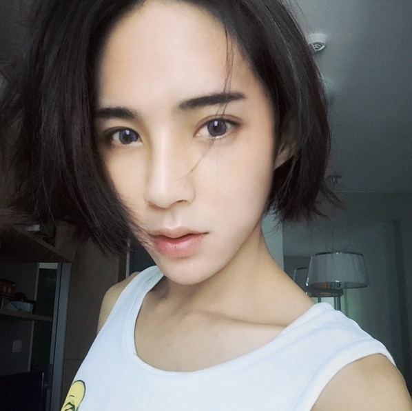 Gương mặt rất thanh tú.