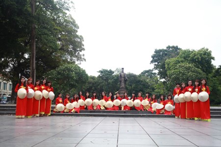 Nu sinh mac ao dai co do sao vang chup anh ky yeu