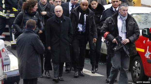 Bộ trưởng Nội vụ Pháp Bernard Cazeneuve tại hiện trường vụ tấn công sáng 8/1 (giờ địa phương) ở Montrouge, nam Paris.