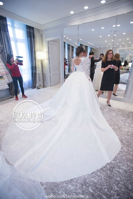 
Chiếc váy cưới Angelababy mặc được chính Tổng giám chế Raf Simon của Dior chủ trì thiết kế và được thực hiện thủ công tại xưởng sản xuất cao cấp của Dior.
