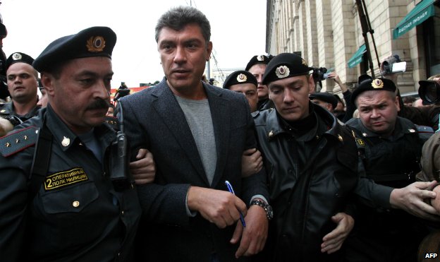 Boris Nemtsov bị cảnh sát bắt sau vụ biểu tình tại Moscow năm 2011. Ảnh: Getty Images.