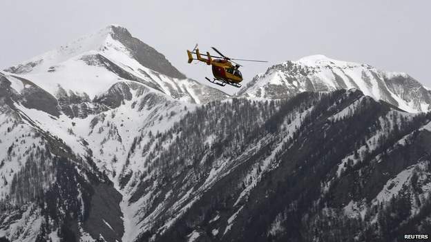 Trực thăng cứu hộ bay tới hiện trường vụ rơi máy bay U49525. Ảnh: Reuters.