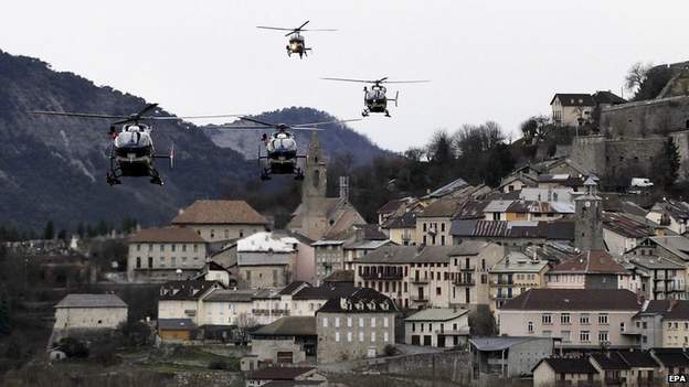 Nhiều trực thăng cứu hộ được nhìn thấy bay qua Seyne-les-Alpes, trên đường tới hiện trường. Ảnh: EPA.