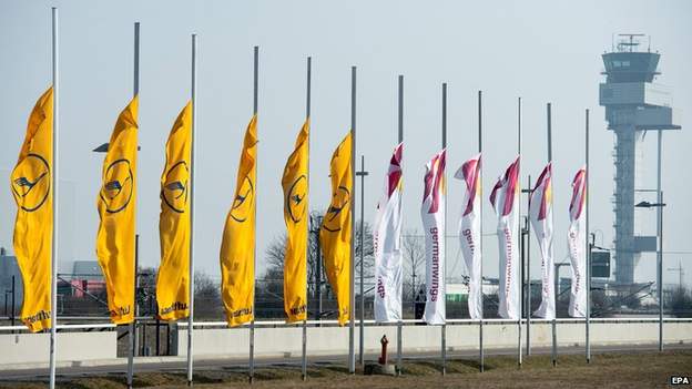 Lufthansa và Germanwings treo cờ rủ tại sân bay Leipzig/Halle ở Schkeuditz, Đức khi các công ty này dành 1 phút mặc niệm nạn nhân.