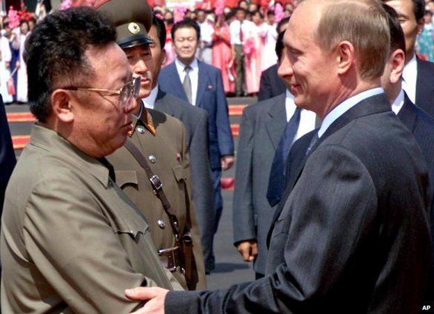 Tổng thống Nga Vladimir Putin (phải) được lãnh đạo Triều Tiên Kim Jong Il đón tiếp tại Bình Nhưỡng vào năm 2000. Ảnh: AP
