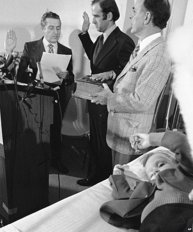 Joe Biden (complet đen, giữa) trong lễ tuyên thệ nhậm chức. Cậu bé trong bức ảnh chính là Beau Biden. Ảnh: Google Images