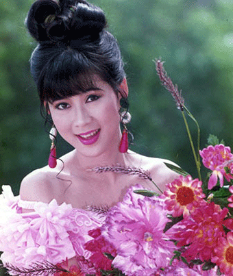 Khi đó, Diễm Hương được coi là nữ diễn viên có diện mạo xinh đẹp khó ai sánh bằng. Cô sở hữu đôi mắt bồ câu trong veo, đen lánh, khuôn mặt trái xoan và nước da trắng ngần.