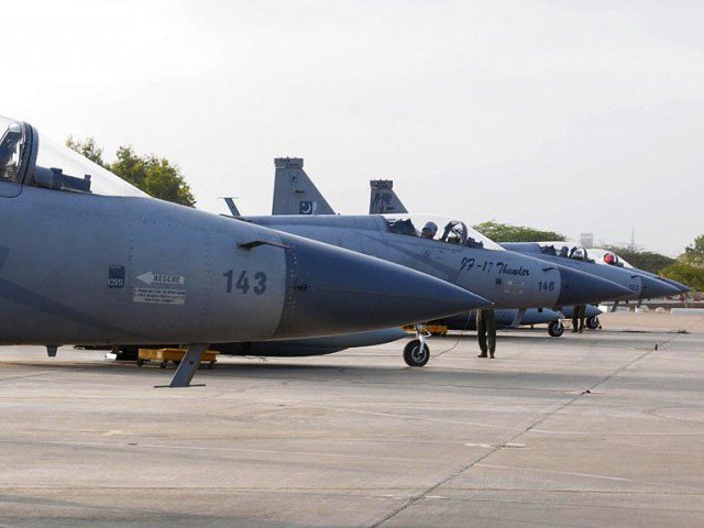 3 chiếc JF-17 của Không quân Pakistan tham gia triển lãm hàng không Paris 2015.