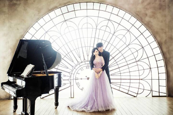 Bộ ảnh chú rể người thật và cô dâu búp bê hiện đang gây bão trên các mạng xã hội Trung Quốc.