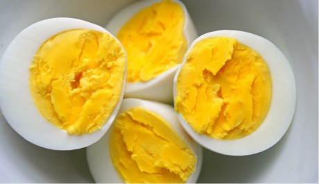 
Cholesterol: Mỗi quả trứng cung cấp hai phần ba lượng cholesterol khuyến cáo hàng ngày. Tuy nhiên, theo những nghiên cứu, tiêu thụ trứng hàng ngày sẽ không làm tăng nguy cơ bệnh tim.
