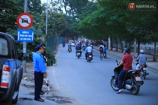 Nhiều người dân lạ lẫm vì thường ngày họ vẫn quen đi tuyến đường cũ. Một số phải dừng lại để hỏi lực lượng chức năng lối đi. 