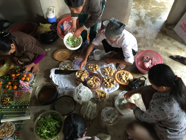 Những món ăn trong bữa tiệc được chính những người thân trong gia đình tự tay nấu nướng, trang trí.