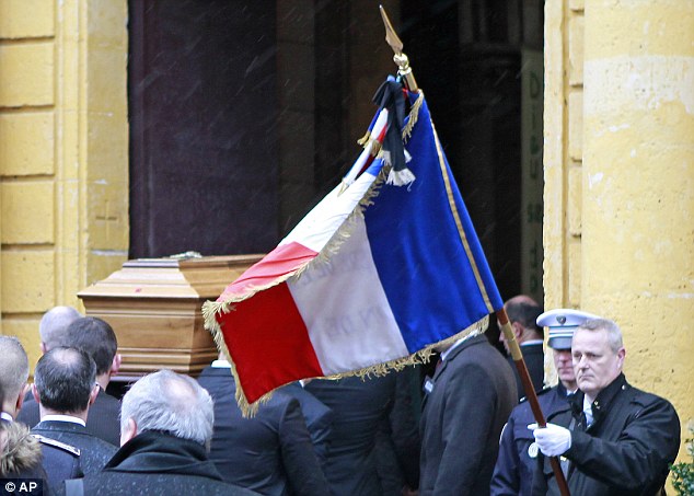 Đám đông lớn cũng có mặt tại một nhà thờ ở thị trấn Bernay, nơi tổ chức đám tang của cảnh sát Franck Brinsolaro, vệ sĩ riêng của giám đốc xuất bản Stephane Charb Charbonnier. Cảnh sát đã vỗ tay khi quan tài của ông Brinsolaro được đưa vào làm lễ. 
