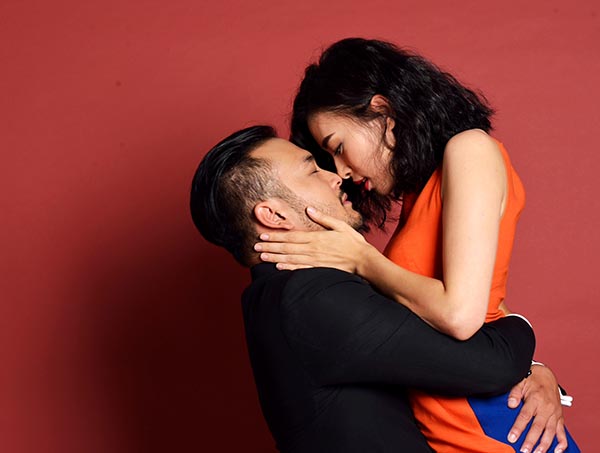Trước đó, ngoài vào vai cặp đôi có tình cảm với nhau trong phim Ngày nảy ngày nay, Ngô Thanh Vân và Petey Nguyễn còn từng khoá môi nhau trong một MV ca nhạc.