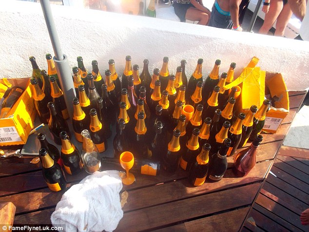 Hơn 60 chai rượu Veuve Cliquot Champagne đã được khui trong 1 bữa tiệc của McIndoe tại Marbella