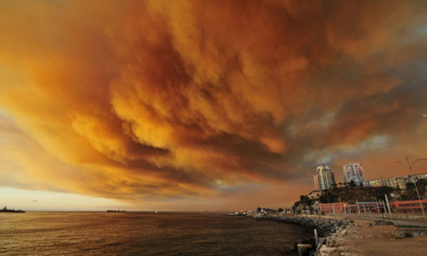 Những cột khói khổng lồ bốc lên từ một đám cháy rừng ở Valparaíso, Chile.