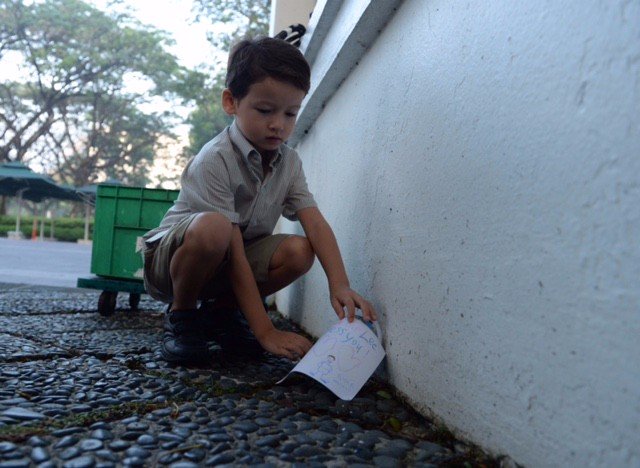 Ryan Mackay, 5 tuổi, đặt bức tranh bày tỏ sự thương tiếc đối với ông Lý Quang Diệu tại The Istana.
