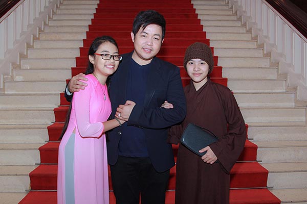 Ngoài đảm nhận vai trò hát chính, Quang Lê sẽ mời hàng loạt các nghệ sĩ nổi tiếng như:Hương Lan, Phi Nhung, Hoài Lâm, Phương Mỹ Chi... tham gia biểu diễn trong chương trình.