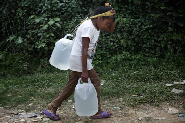 Một bé gái đi lấy nước sách về dùng tại ngôi làng Chautara ở Nepal. Trận động đất kinh hoàng ở Nepal vào hồi tháng 4 đã làm hỏng các đường ống dẫn nước ngầm ở nhiều khu vực.