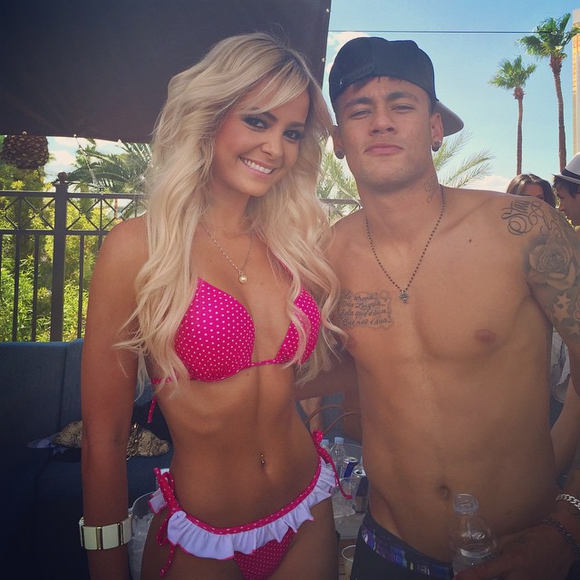 Neymar và Jhenny Andrade tại bữa tiệc bể bơi của giới MMA.
