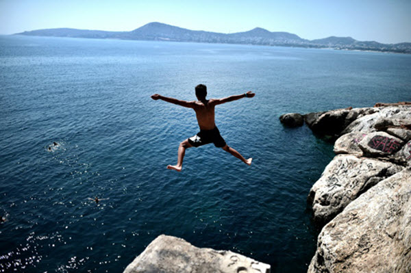 Một thanh niên nhảy xuống biển từ vách đá cao gần vùng ngoại ô phía nam của Athens, Hi Lạp.