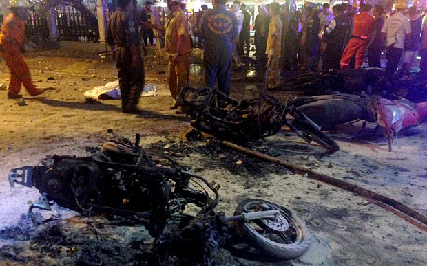 Xe máy bị thiêu rụi ở hiện trường vụ đánh bom tại trung tâm thành phố Bangkok, Thái Lan, khiến ít nhất 12 người thiệt mạng.